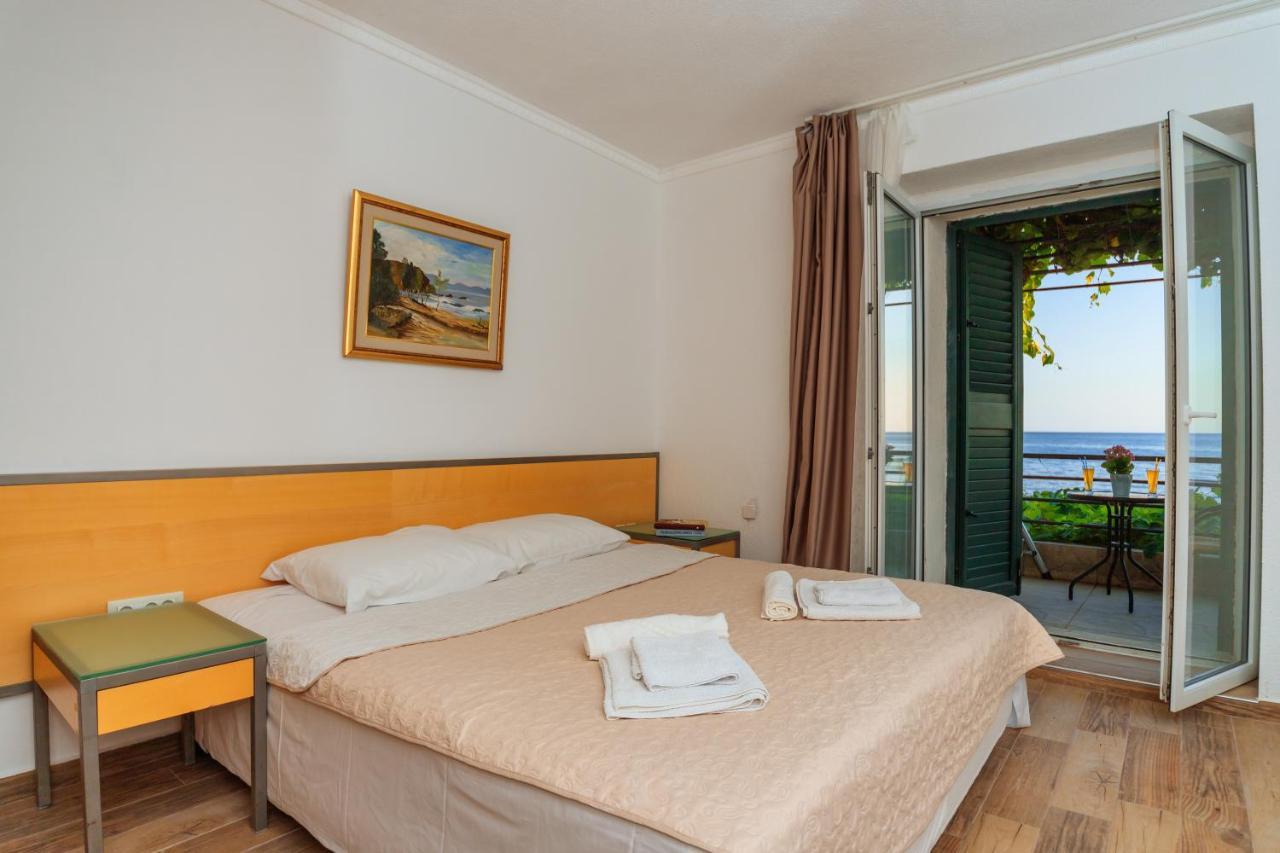 Petrovac Hotel Savojo מראה חיצוני תמונה